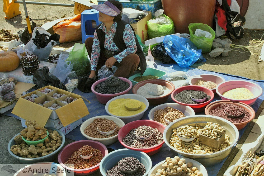 Ajumá coreana acocorada no mercado