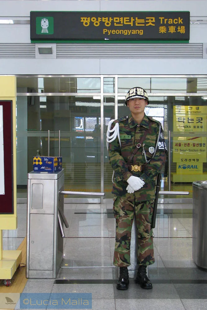 Soldado na estação da Zona Desmilitarizada - DMZ - rumo a Pyeongyang - Coréia do Norte