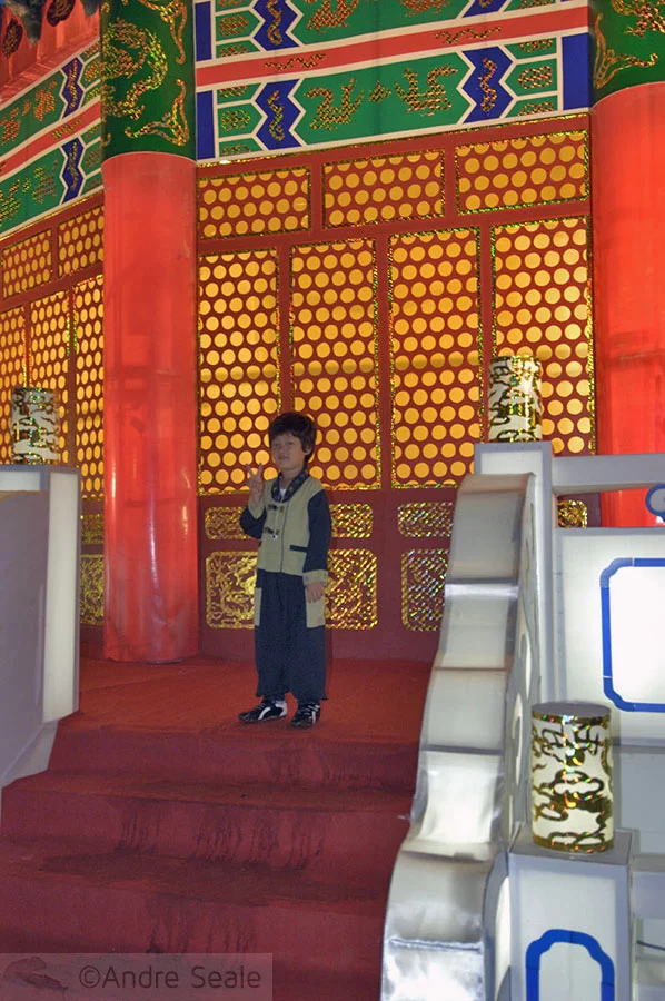 Criança na réplica do Temple of Heaven chinês - feriado na Coréia do Sul - Ação de Graças