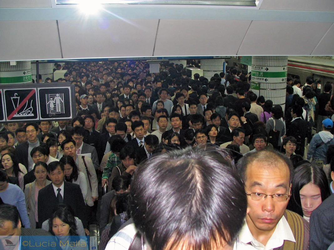 Metrô lotado de Seul - estação Sadang - Coréia do Sul