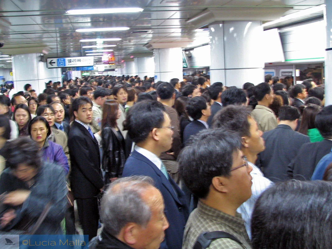 Metrô lotado de Seul - estação Sadang - Coréia do Sul