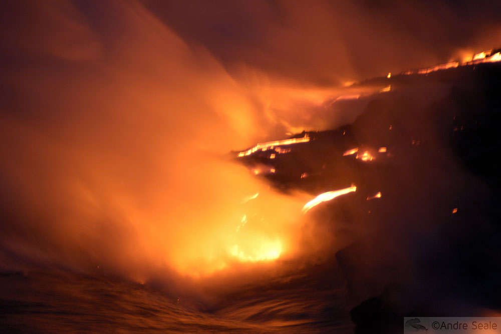 Os rios de fogo do Kilauea - lava escorrendo no mar - Big Island - Havaí