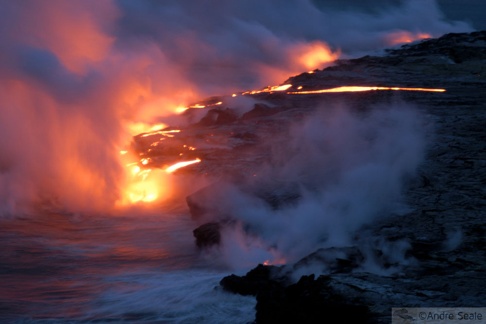 Rios de fogo do Kilauea - a lava no mar