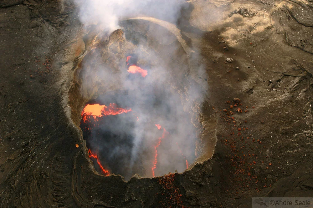 Os rios de fogo do Kilauea - cratera Puuoo