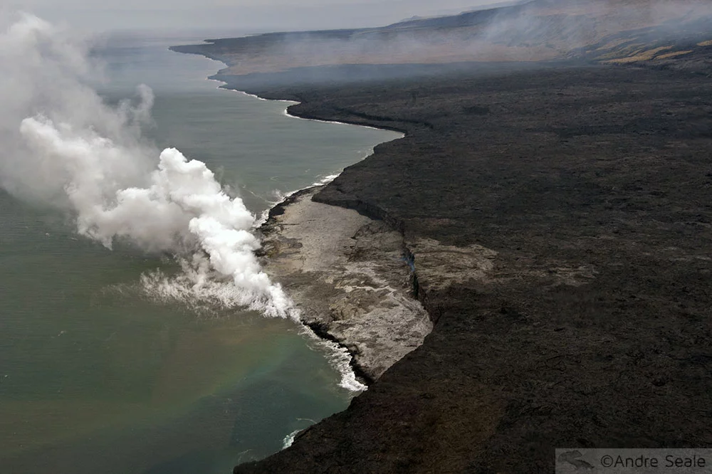 Rios de fogo do Kilauea - campo de lava e o mar
