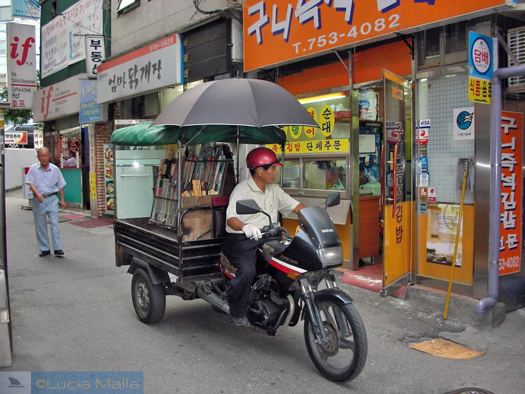 Rua e motocicleta em Myeong-dong - Seul - Coréia do Sul