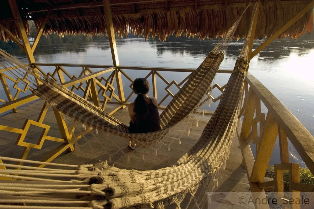 Na rede da pousada Uacari