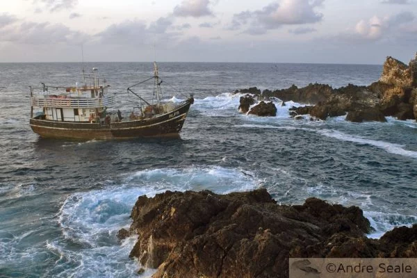 No Arquipélago de São Pedro e São Paulo - barco de pesca