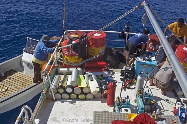 Trabalho no recife de coral - encher tanques de mergulho