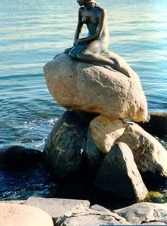 95 anos de uma Pequena Sereia