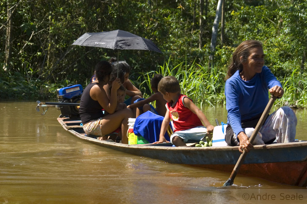 Em Mamirauá - ribeirinhos na canoa