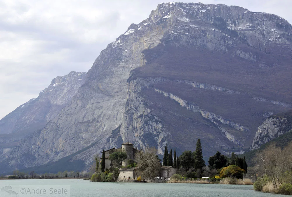 Riva del Garda à beira do Lago del Garda - Itália