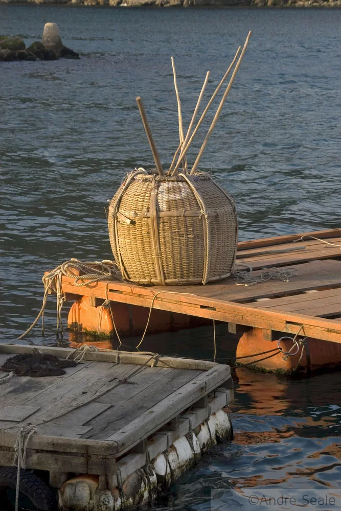 Cesto de pesca no píer