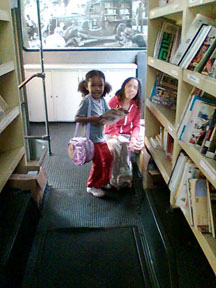 dentro do ônibus-biblioteca - são paulo