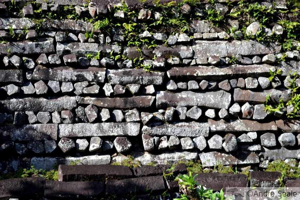 Detalhe da construção da parede - sítio arqueológico de Nan Madol