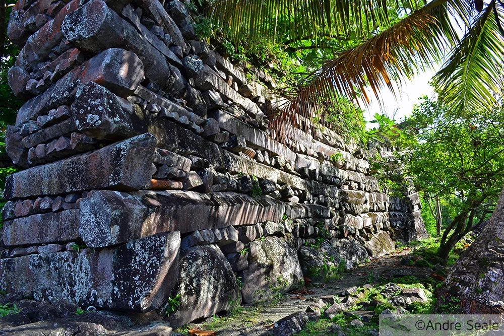 O segredo de Nan Madol - esquina do sítio arqueológico