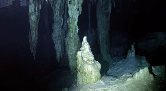 Sexta Sub: mergulho no Cenote Dos Ojos, México