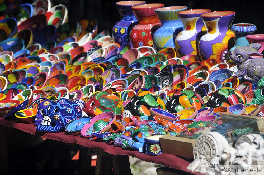 Souvenirs coloridos à venda durante visita a Chichen Itza - Temática maia - México
