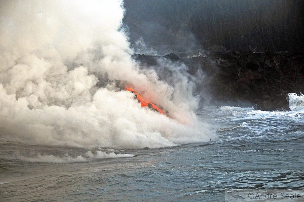 Lava do vulcão Kilauea no mar - Havaí