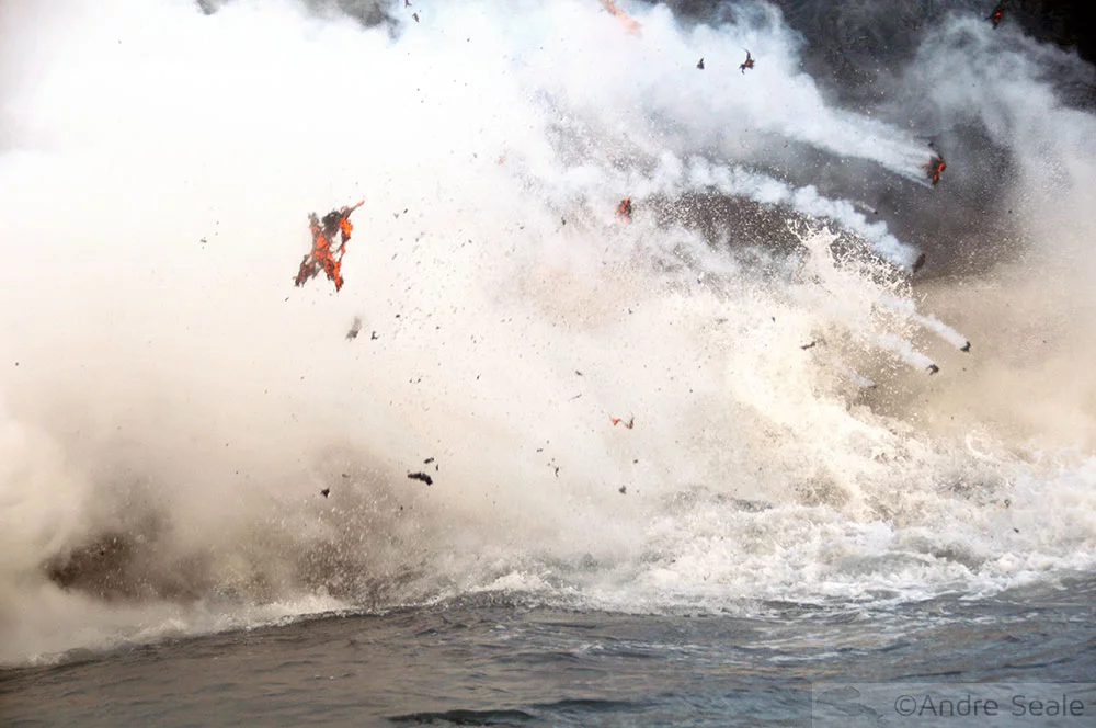 Explosão da lava no encontro com o oceano Pacífico
