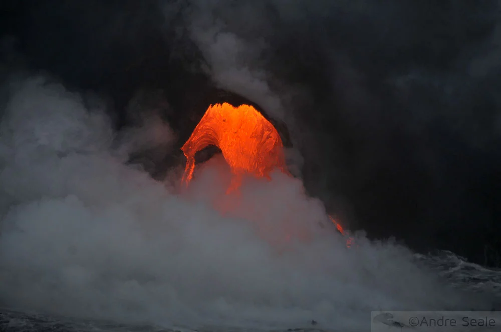 Lava do vulcão Kilauea caindo no mar - Big Island