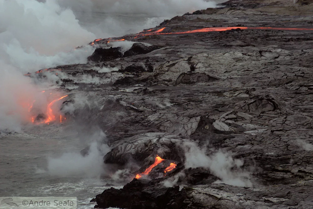 Lava escorrendo no mar - vulcão Kilauea - Havaí