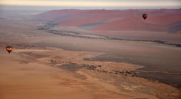 Cinquenta tons de laranja vistos de um balão no Sossusvlei